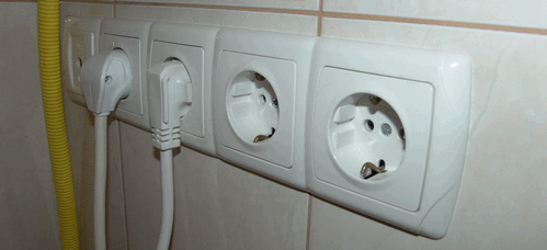 На электроприборы, которые потребляют большое количество электроэнергии или которые расположены в санузлах, как правило, устанавливается отдельный автомат защиты (кондиционер, стиральная машина, электроплита, гидромассажная ванна или душевая кабина с парогенератором и др.) и УЗО, во избежании поражения электрическим током Установка розеток и выключателей в Минске