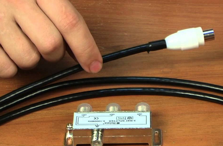 Посредством разветвителя ТВ кабеля, сигнал подается в разные комнаты квартиры к телеприемникам Электромонтажные работы в Минске